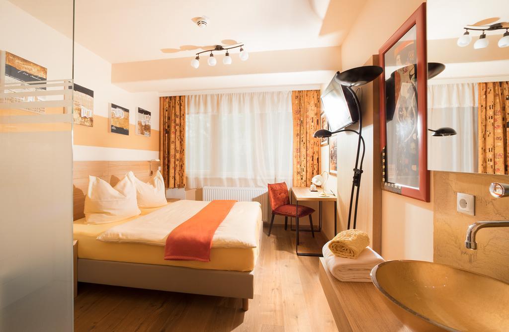 Malerwinkl Restaurant + Kunsthotel Hatzendorf 外观 照片